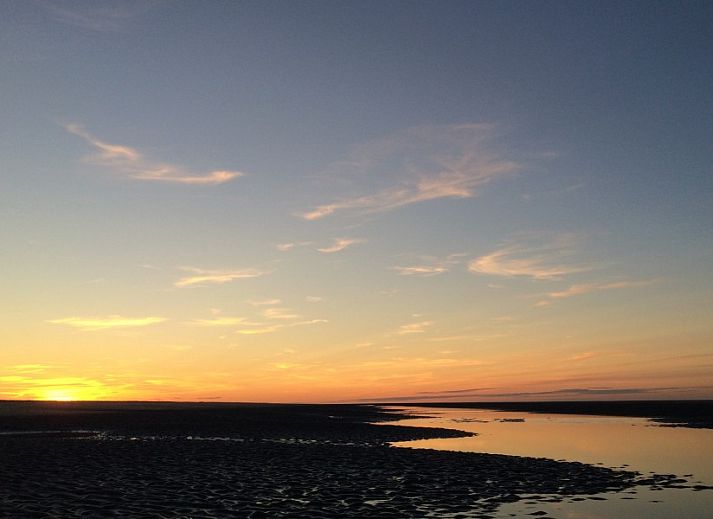 Cozy sitting area in Louwtjesduin East vacation home, Schiermonnikoog, ideal for relaxation on the Wadden Islands.