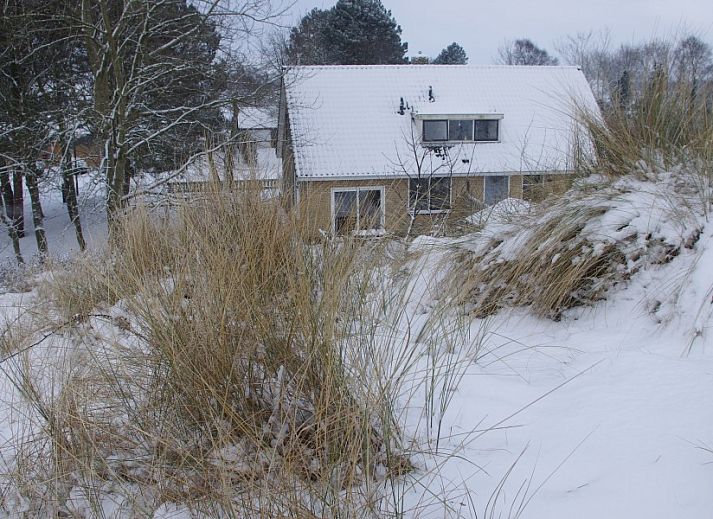 Cozy sitting area in Louwtjesduin East vacation home, Schiermonnikoog, ideal for relaxation on the Wadden Islands.