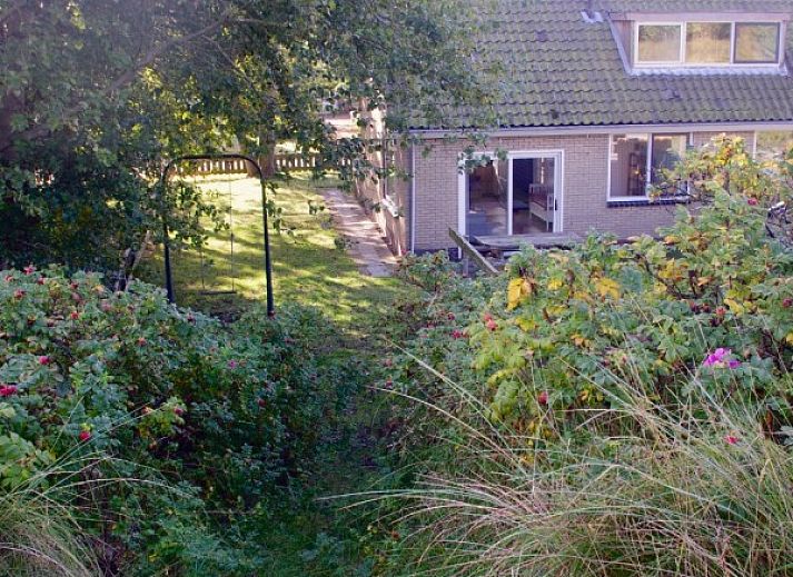 Cozy sitting area in Louwtjesduin East vacation home, Schiermonnikoog, ideal for relaxation on the Wadden Islands.