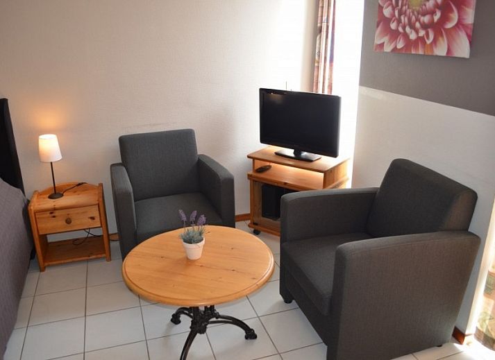 Aussenansicht von Boersma's Apartments auf Schiermonnikoog, Ferienhaus mit moderner Veranda und Blumenkaesten.