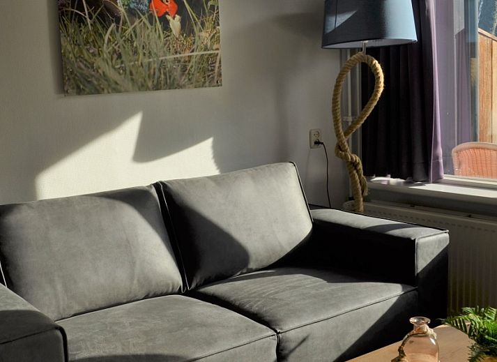 Aussenansicht von Boersma's Apartments auf Schiermonnikoog, Ferienhaus mit moderner Veranda und Blumenkaesten.