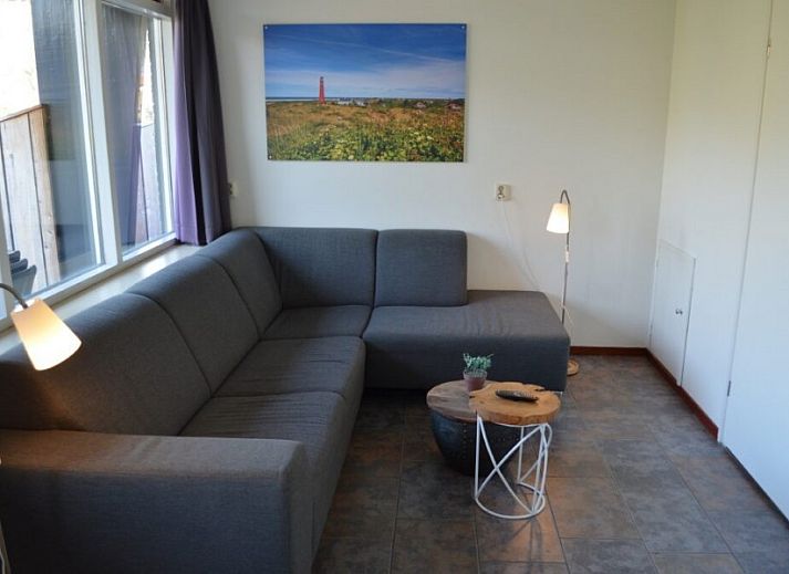 Geraeumiges Schlafzimmer in Boersma's Apartments auf Schiermonnikoog, mit Blick auf den Garten und gemuetlicher Sitzecke.