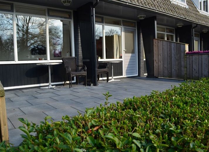 Geraeumiges Schlafzimmer in Boersma's Apartments auf Schiermonnikoog, mit Blick auf den Garten und gemuetlicher Sitzecke.