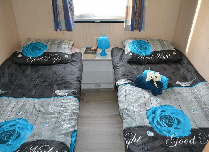 Gemtliches Esszimmer im CORIMAR Chalet, Ballum, Ameland mit Holzinterieur.