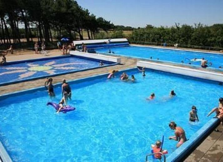 Moderne Kche in CORIMAR Chalet, Ballum, Ameland mit Einbaugerten.