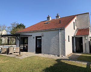 Zijaanzicht van La Guitarra vakantiehuis in De Cocksdorp Texel met terras en tuin.