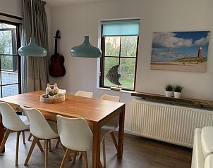 Stijlvolle eethoek in La Guitarra vakantiehuis De Cocksdorp Texel met moderne lampen.