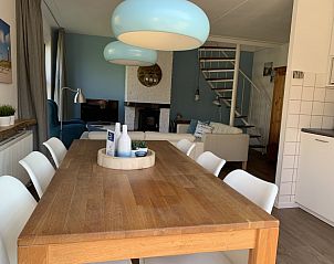 Open woonkamer en eetkamer in La Guitarra vakantiehuis De Cocksdorp Texel met trap.