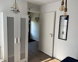 La Guitarra De Cocksdorp Texel, slaapkamer met kledingkast en maritieme decoratie.