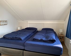Tweede slaapkamer in La Guitarra vakantiehuis De Cocksdorp Texel met dakraam.