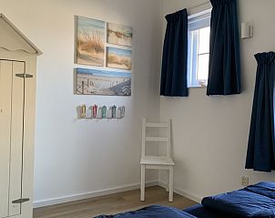 Stijlvolle slaapkamer in La Guitarra vakantiehuis De Cocksdorp Texel met lichte inrichting.