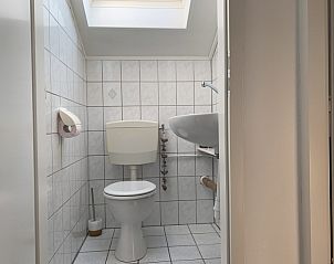 Badkamer op zolder in La Guitarra vakantiehuis De Cocksdorp Texel met dakraam.