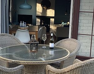 Barbecue en gitaar in de tuin van La Guitarra vakantiehuis De Cocksdorp Texel.