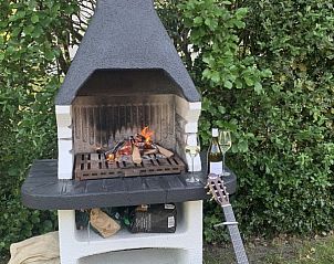 Zwembad bij La Guitarra vakantiehuis in De Cocksdorp Texel met glijbaan.