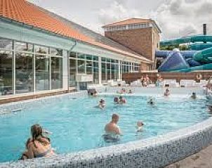 Waterglijbaan in zwembad nabij La Guitarra vakantiehuis De Cocksdorp Texel.