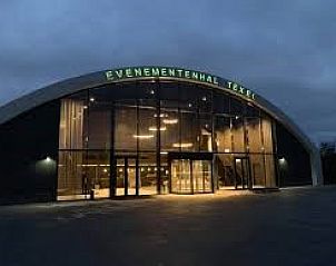 Glow-in-the-dark minigolf nabij La Guitarra vakantiehuis De Cocksdorp Texel.