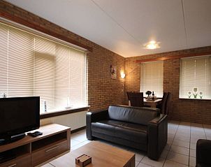 Gezellige woonkamer van 5 pers. bungalow in De Cocksdorp, Texel, met comfortabele zithoek op de Waddeneilanden.