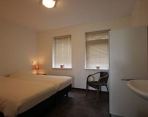 Slaapkamer in 5 pers. gezellige bungalow in De Cocksdorp, Texel, met tweepersoonsbedden op de Waddeneilanden.