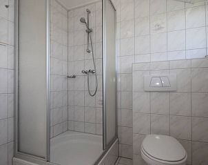 Moderne badkamer in 6 Persoons gezellige vakantiebungalow De Cocksdorp Texel met douche en toilet.