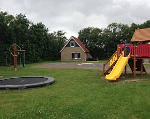 Speeltuin naast 6 Persoons gezellige vakantiebungalow De Cocksdorp Texel, perfect voor kinderen.