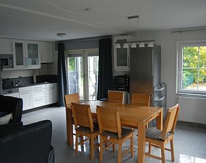 Ruime keuken en eetkamer in De Krim 641 vakantiehuis, De Cocksdorp Texel met houten meubels.