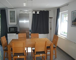Eetruimte in De Krim 641 vakantiehuis, De Cocksdorp Texel met grote tafel en stoelen.