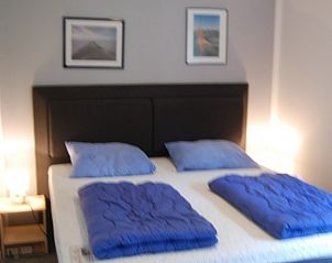 Gezellige slaapkamer in De Krim 641 vakantiehuis, De Cocksdorp Texel met tweepersoonsbed.
