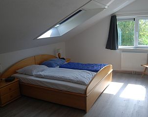 Lichte zolderkamer in De Krim 641 vakantiehuis, De Cocksdorp Texel met groot raam.