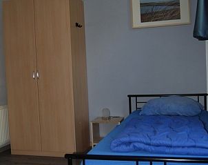 Slaapkamer met eenpersoonsbed in De Krim 641 vakantiehuis, De Cocksdorp Texel.