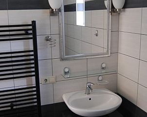 Stijlvolle badkamer in De Krim 641 vakantiehuis, De Cocksdorp Texel met moderne wastafel.