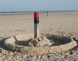 Strandpaal op het strand bij De Krim 641 vakantiehuis, De Cocksdorp Texel.