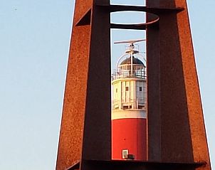 Vuurtoren gezien door kunstwerk, in de buurt van De Krim 641 vakantiehuis, De Cocksdorp Texel.