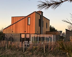 Vakantiehuis aan de golfbaan in De Cocksdorp Texel, Waddeneilanden, met moderne architectuur en houten gevel.