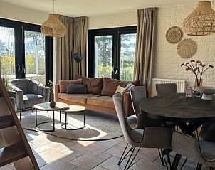 Gezellige woonkamer in Vakantiehuis aan de golfbaan, De Cocksdorp Texel, Waddeneilanden, met zitgedeelte en eethoek.