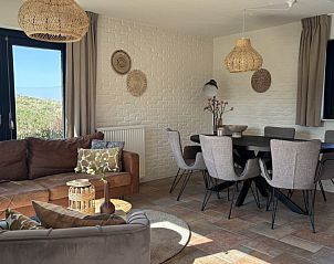 Eet- en zithoek in Vakantiehuis aan de golfbaan, De Cocksdorp Texel, Waddeneilanden, met stijlvolle inrichting.