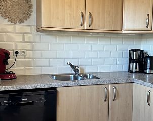 Volledig uitgeruste keuken in Vakantiehuis aan de golfbaan, De Cocksdorp Texel, Waddeneilanden, met houten kasten.