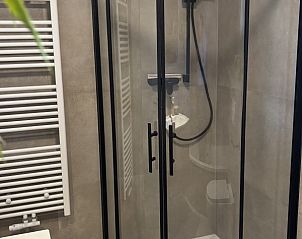 Douchecabine in Vakantiehuis aan de golfbaan, De Cocksdorp Texel, Waddeneilanden, met glazen deur en moderne afwerking.