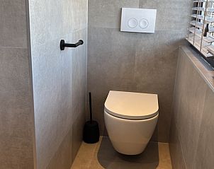 Toilet in Vakantiehuis aan de golfbaan, De Cocksdorp Texel, Waddeneilanden, met moderne inrichting en tegelvloer.