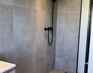 Inloopdouche in Vakantiehuis aan de golfbaan, De Cocksdorp Texel, Waddeneilanden, met strakke afwerking en regendouche.