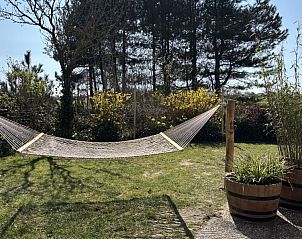 Hangmat in de tuin van Vakantiehuis aan de golfbaan, De Cocksdorp Texel, Waddeneilanden, voor ultieme ontspanning.