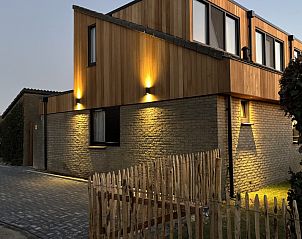 Vakantiehuis aan de golfbaan, De Cocksdorp Texel, Waddeneilanden, sfeervol verlicht in de avond.