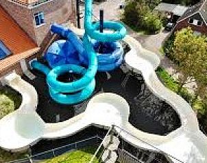 Buitenzwembad met glijbanen bij Vakantiehuis aan de golfbaan, De Cocksdorp Texel, Waddeneilanden, voor waterpret.