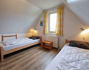 Gerumiges Schlafzimmer im Ferienhaus Schelpenoord 129, De Cocksdorp, Texel mit zwei Einzelbetten.