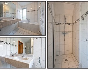 Luxurises Badezimmer im Ferienhaus Schelpenoord 129, De Cocksdorp, Texel mit Dusche und Badewanne.