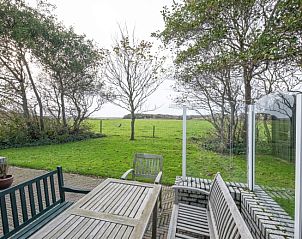 Blick von der Terrasse des Ferienhauses Schelpenoord 129, De Cocksdorp, Texel auf grne Felder.