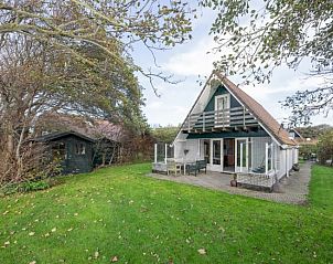 Auenbereich des Ferienhauses Schelpenoord 129 in De Cocksdorp, Texel mit groem Garten und Terrasse.