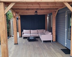 Gezellige veranda van Het Eiland Gevoel, vakantiehuis in De Cocksdorp, Texel. Ontspan in de buitenlucht op het comfortabele terras.