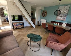 Gezellige woonkamer in vakantiehuis Het Eiland Gevoel, De Cocksdorp, Texel met comfortabele zitruimte en moderne inrichting.