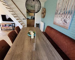 Gezellige eetkamer van Het Eiland Gevoel vakantiehuis in De Cocksdorp, Texel met moderne inrichting en sfeervolle decoratie.