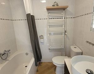 Moderne badkamer in vakantiehuis Het Eiland Gevoel in De Cocksdorp, Texel. Comfort en stijl op de Waddeneilanden.